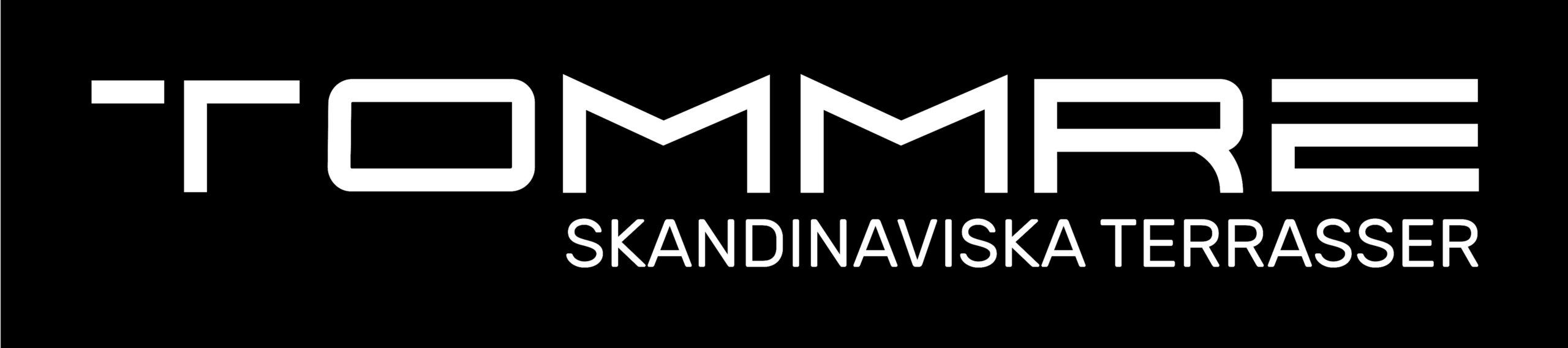 Logotyp med vit text på svart bakgrund där det står "TOMME" i stort, modernt typsnitt och under står texten "SKANDINAVISKA TERRASSER" i versaler med ett enklare typsnitt.