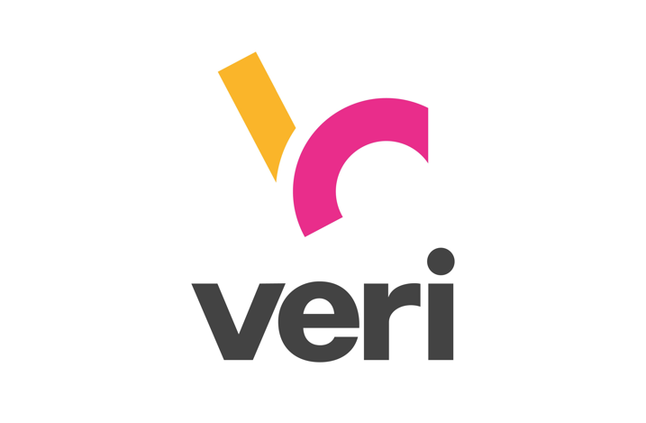 Logotyp för "veri". Texten "veri" står i svart, fet stil i gemener. Ovanför texten finns två geometriska former: en gul snedställd rektangel och en rosa halvcirkel, placerade nära varandra som ett abstrakt mönster. Bakgrunden är vit.