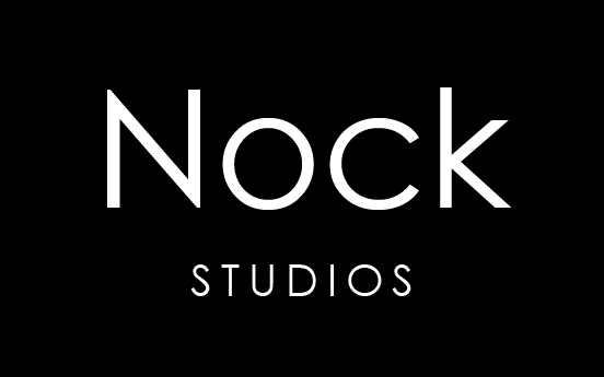 Logotyp för "Nock Studios". Texten "Nock" står i stora vita bokstäver med ett modernt, stilrent typsnitt. Under detta står ordet "STUDIOS" med mindre bokstäver i samma vita färg. Bakgrunden är mörk.