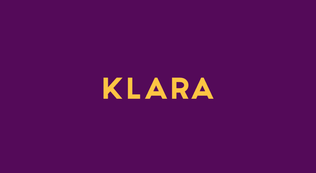 Texten “KLARA” i gul-orange versaler centrerad mot en mörklila bakgrund.