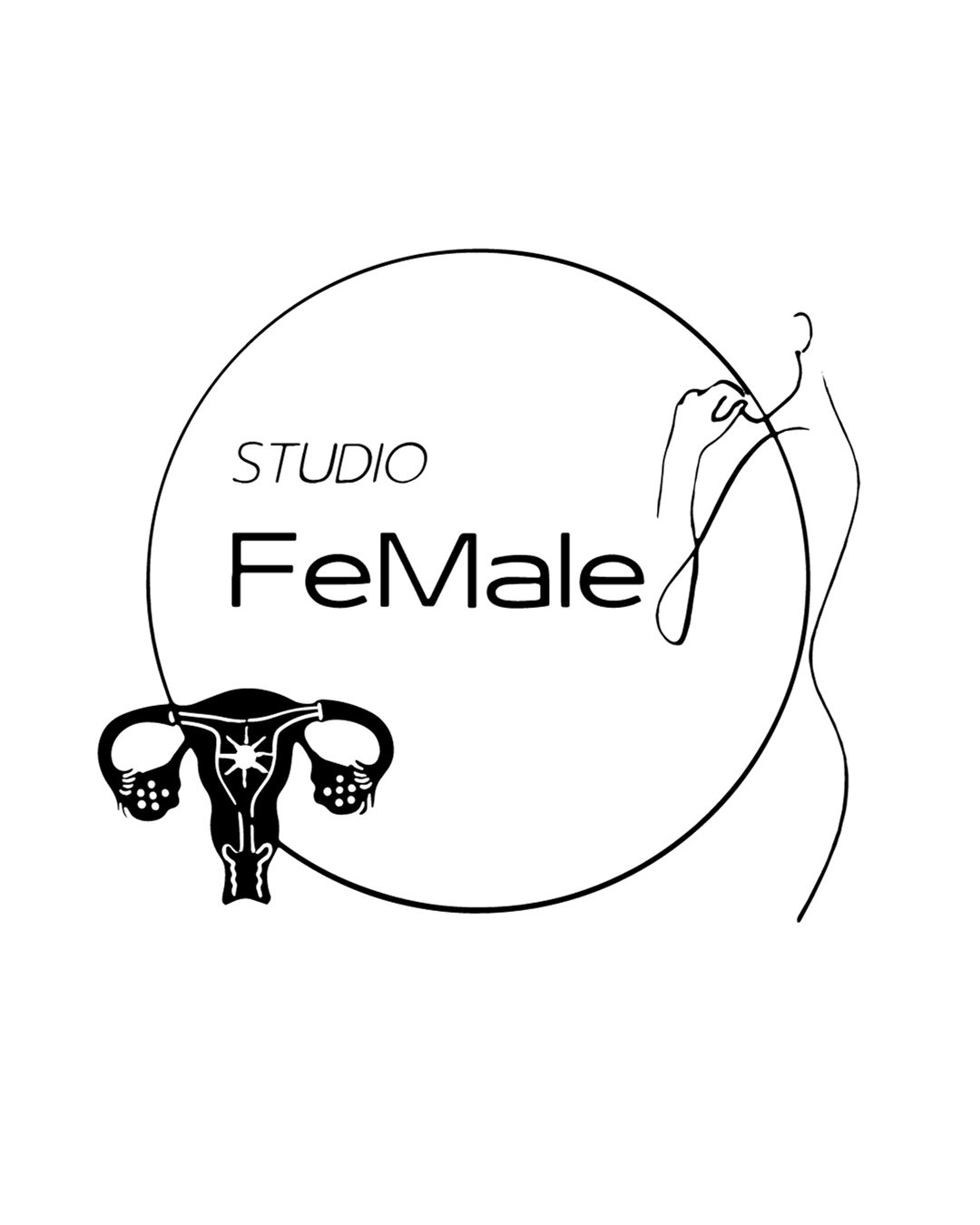 Logotyp för Studio FeMale. En tunn cirkel ramar in texten ”Studio FeMale”. Till höger syns en stiliserad linjeteckning av en kvinnokropp i profil. Nedtill till vänster finns en illustrerad livmoder med äggstockar. Logotypen är i svart mot vit bakgrund och uttrycker kvinnokraft, kropp och identitet.