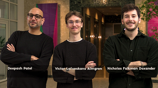 Tre grundare av Twomaito Studio står bredvid varandra framför entrén till Halmstad University Center i Halmstad. Från vänster: Deepash Patel, full-stack-utvecklare och cybersäkerhetsspecialist, Victor Lafveskans Almgren, data scientist, och Nicholas Falkman Doxander, designer och front-end-utvecklare.