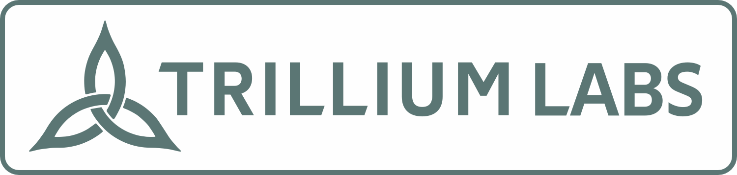 Trillium Labs logotyp. Till vänster syns en stiliserad symbol med tre sammanflätade, bladliknande former. Till höger står Trillium Labs i stora versaler. Logotypen är grågrön mot vit bakgrund.