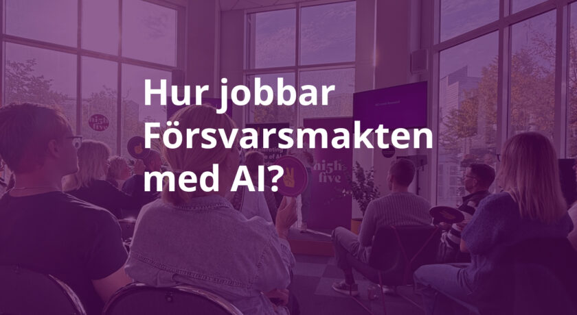 Publik på Frukost & AI-snack hos HighFive. Över bilden står texten: ”Hur jobbar Försvarsmakten med AI?”
