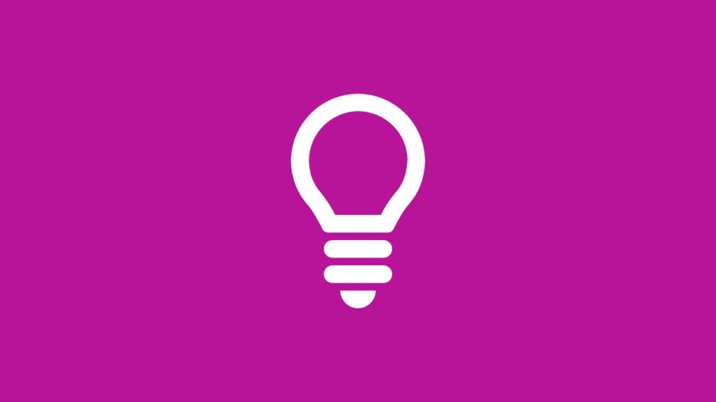Vit ikon föreställande en glödlampa mot rosa bakgrund.